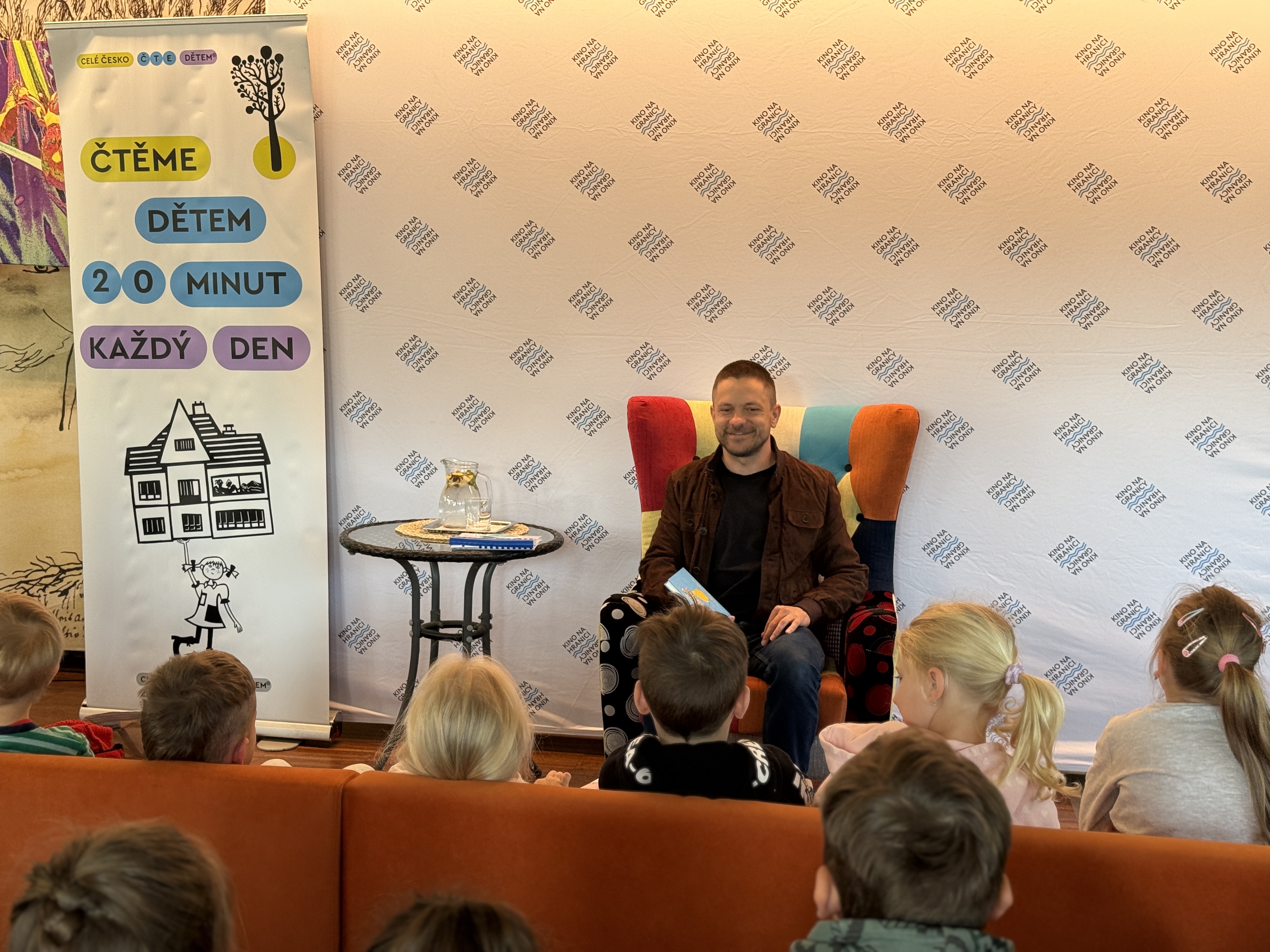 Jirka Mádl čte dětem na festivale Kino na hranici
